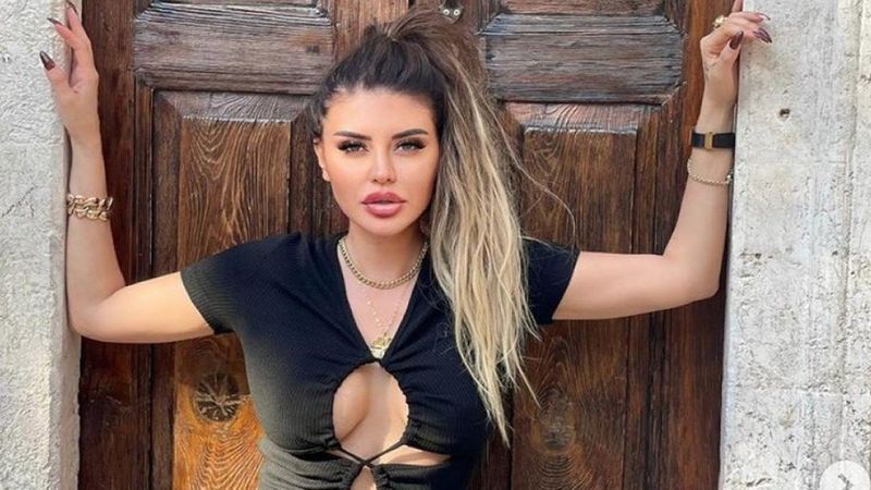 Ebru Polat iç çamaşırsız fotoğrafını paylaştı! 'Kahvaltımı bekliyorum'