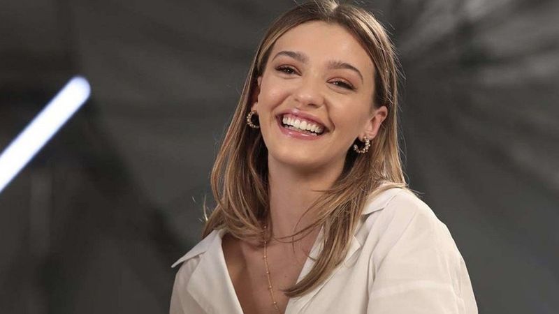 Melisa Döngel sırt dekoltesiyle yürek hoplattı! Görenin nutku tutuldu..