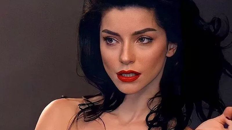 Merve Boluğur eleştirilere ilginç bir fotoğrafla cevap verdi! 'Dilini çıkartıp...'