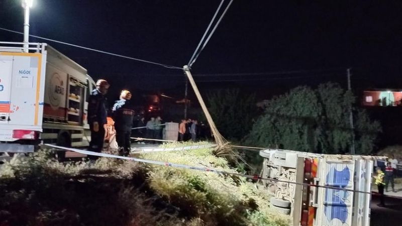 Niğde’de kamyon şarampole devrildi: Anne ve oğlu öldü