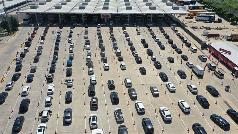 Gurbetçiler vatanlarına ulaşmanın mutluluğunu yaşıyor