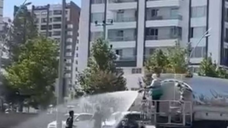 Diyarbakır'da sıcaktan bunalan çocuklar, sulama tankerinin peşinden koştu