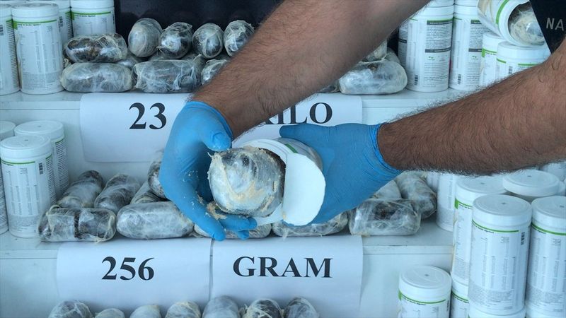 Adana'da zayıflama kürü kutularından esrar çıktı