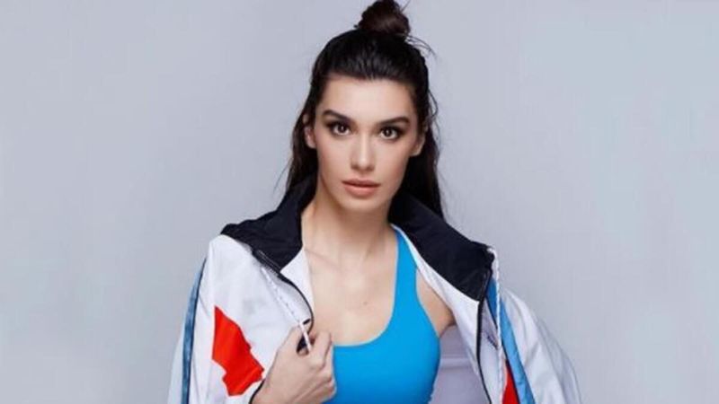 Burcu Kıratlı yalnız başına tatile çıktı! Yeşil bikinisiyle beğeni topladı!