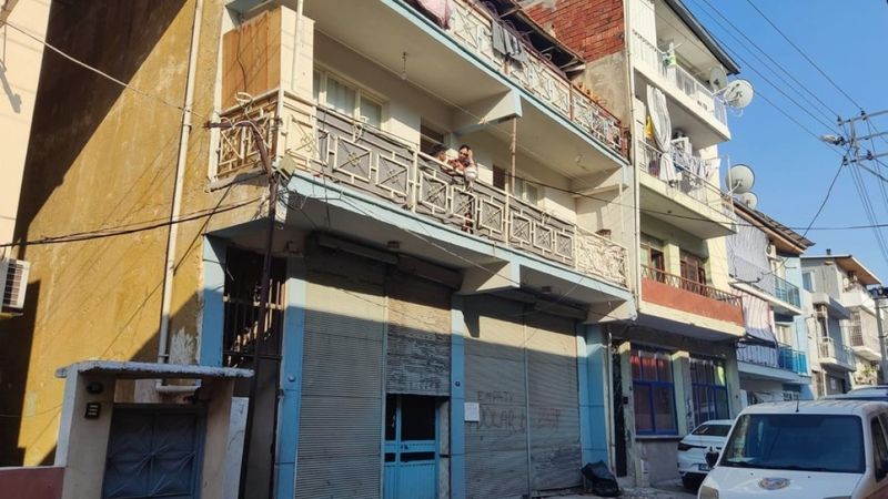 İzmir'de bir kişi karısıyla ilişki yaşayan genci defalarca bıçaklayarak öldürdü