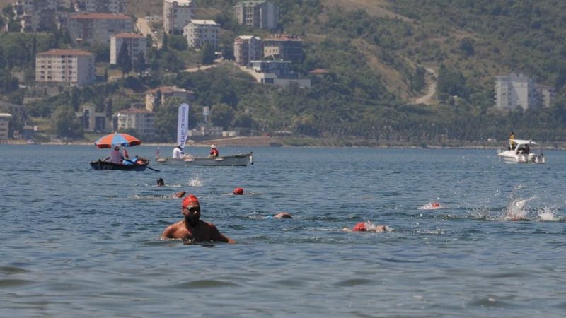 İzmit Körfezi'nde karşı kıyıya 2 bin 622 metre yüzerek yarıştılar