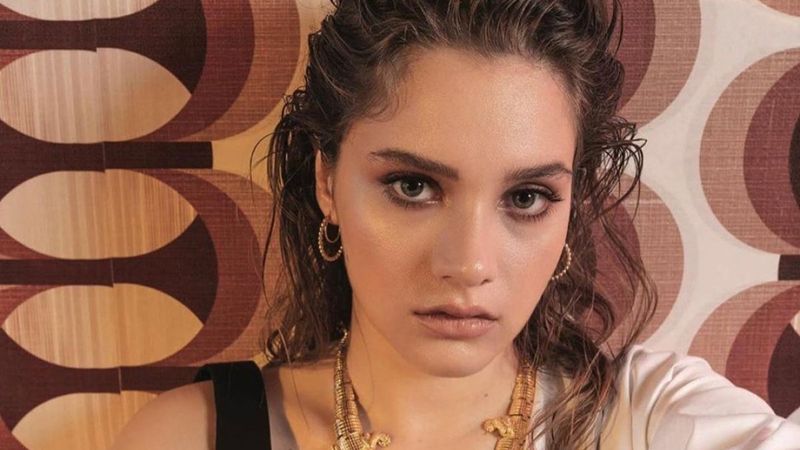 Miray Daner karavan pozlarıyla beğeni topladı! 'Yine baş döndürücüsün..'