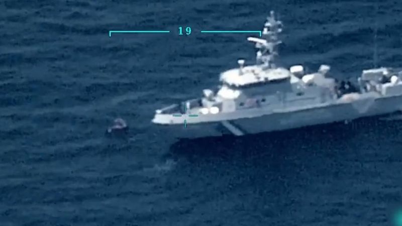 Yunanistan'ın Ege Denizi'nde geri ittiği göçmenler kurtarıldı