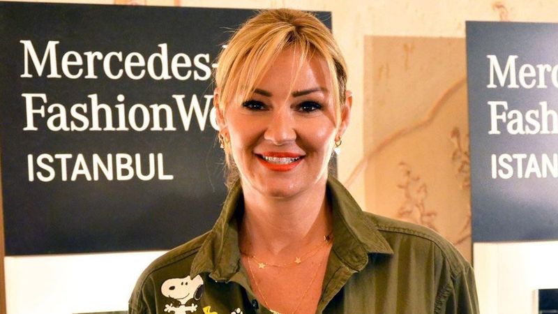 Pınar Altuğ beyaz mini elbisesiyle gençlere taş çıkarttı! 