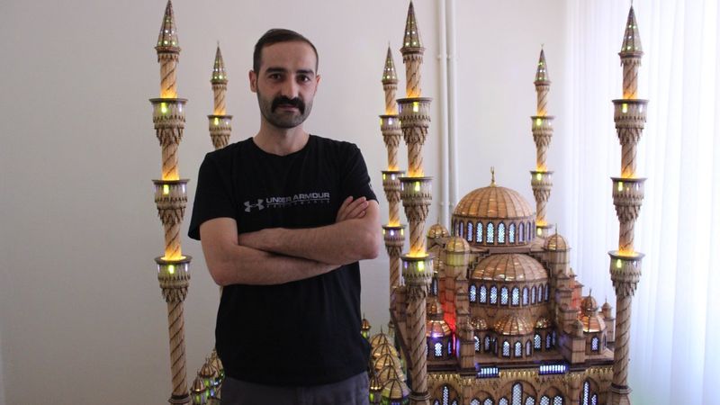 İzmir'de 190 bin 900 adet kibrit çöpüyle dev cami maketi yaptı