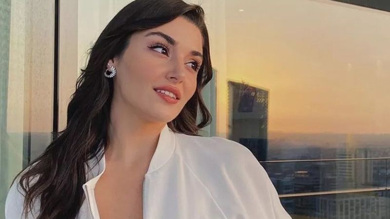 Hande Erçel arabanın üzerinde poz verdi! 'Mükemmel görünüyorsun'