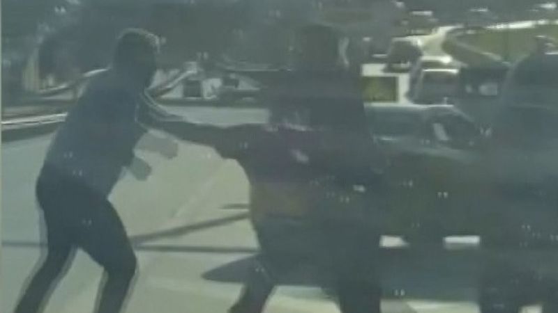 Pendik’te yol verme kavgası: Trafiği umursamadılar