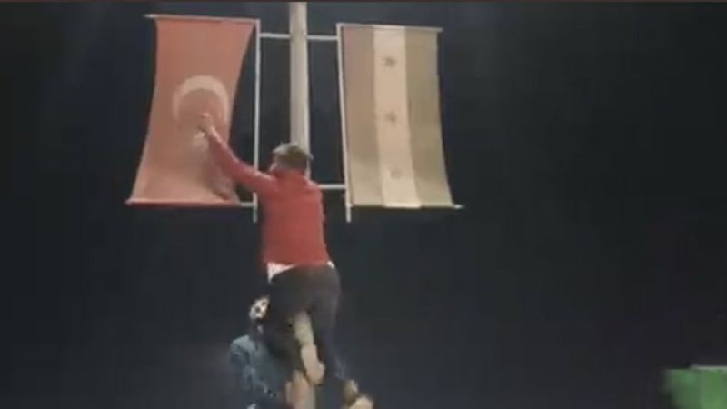 Azez'de Türk bayrağı yakan 2 kişi yakalandı