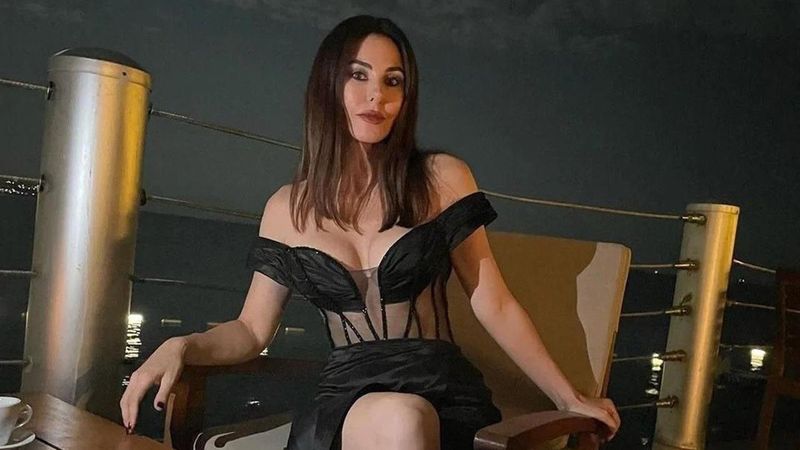 Defne Samyeli mini şortlu pozlarıyla gençlere taş çıkarttı! 'Bu fizik gerçek mi?'