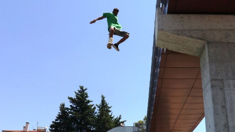 Antalya'da madde kullanan genç üst geçitten atladı