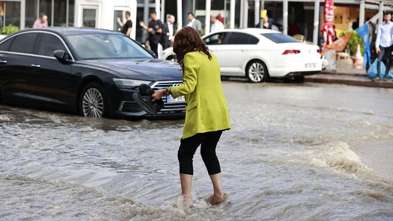 Ankara'da şiddetli fırtına ve sağanakta 1 can kaybı