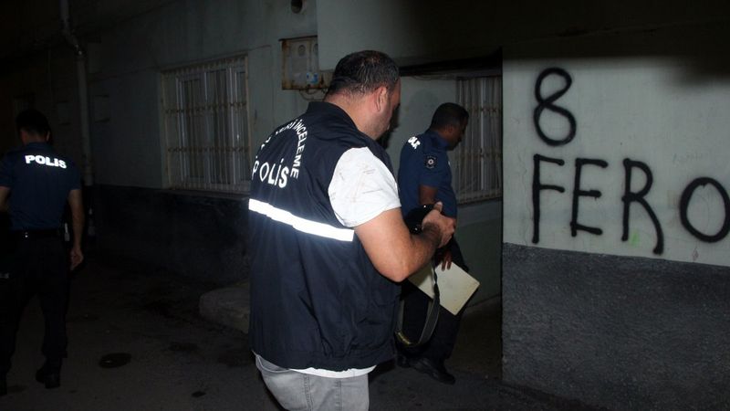 Adana’da arkadaşını silahla ağır yaralayıp kaçtı