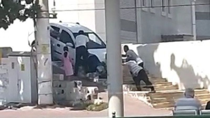 Şanlıurfa’da aracıyla merdivenden inmeye çalışan sürücü kamerada