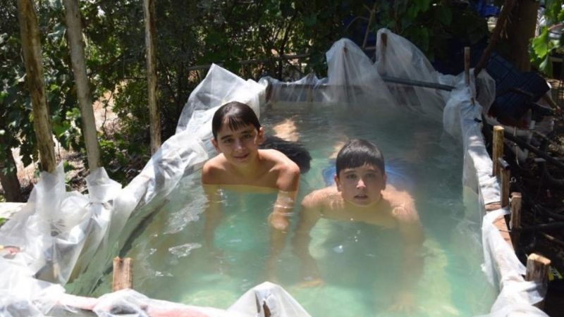 Antalya'da denize gidemeyen çocuklar için römorku havuza çevirdiler