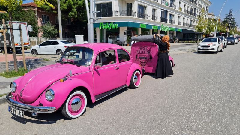 Bir tam bir yarım vosvos ile karavan yaptılar