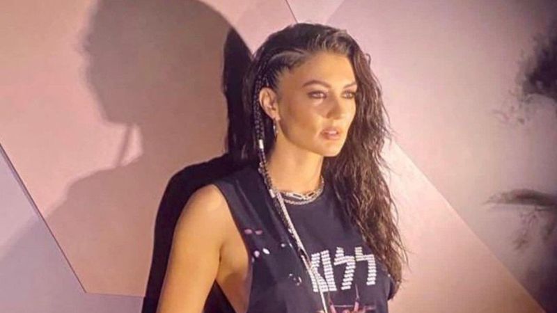 Burcu Özberk'in  dekolteli pozları sosyal medyayı salladı! 'Bu kadarı fazla'