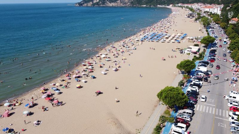 Bartın'da yoğunluktan dolayı sahil yolu araç trafiğine kapatıldı