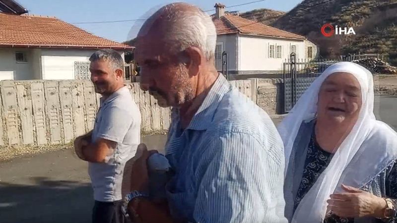 Sivas'ya yaşlı çiftin papağan sevinci