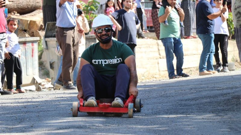 Adana’da tahta araba yarışı