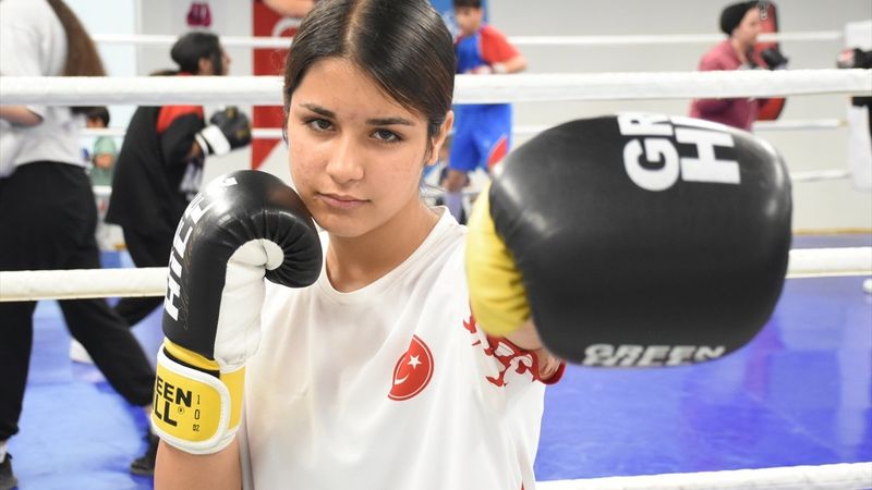 13 yaşındaki Ayla, 4 ay önce başladığı boksta Türkiye şampiyonu oldu