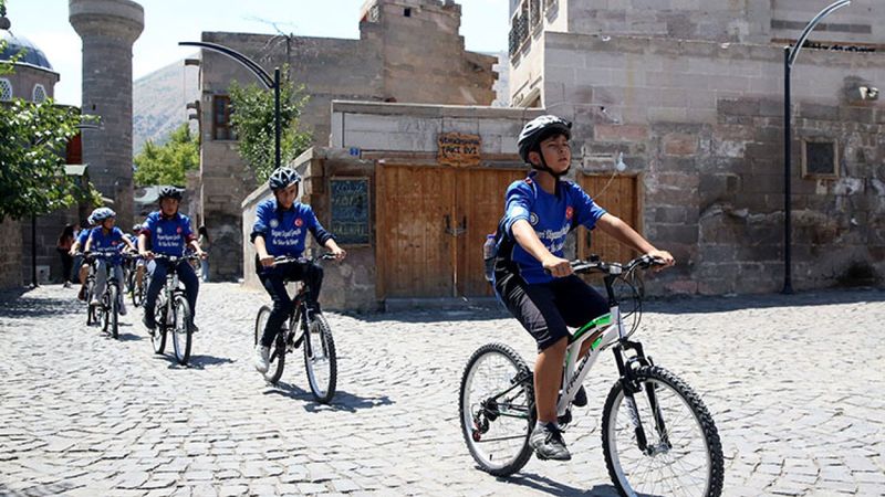 Kayseri'de çocuklar 'bisikletli cami'de Kur'an öğreniyor