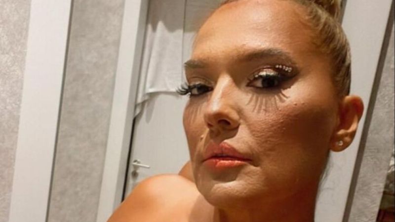 Demet Akalın, konserinde kendisine lazer tutan şahsa öfkelendi