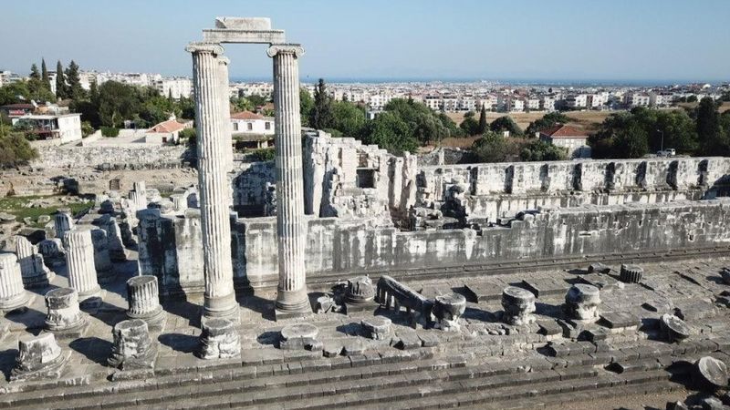 Dünyanın ilk kehanet merkezi Apollon Tapınağı