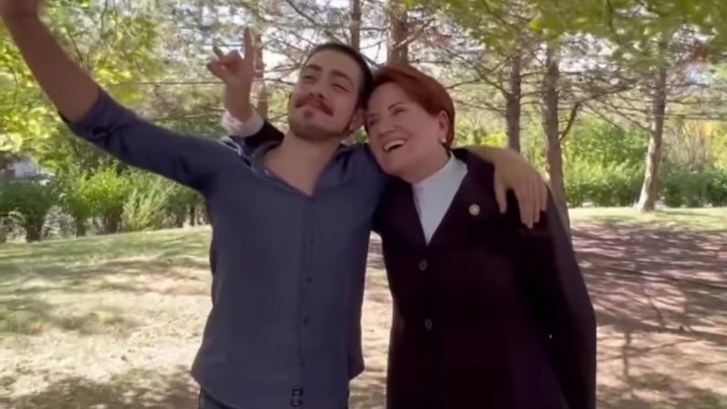 Meral Akşener bozkurt işareti yaptı