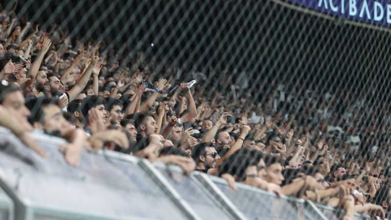 Beşiktaş tribünlerinde Türkiye laiktir sloganları