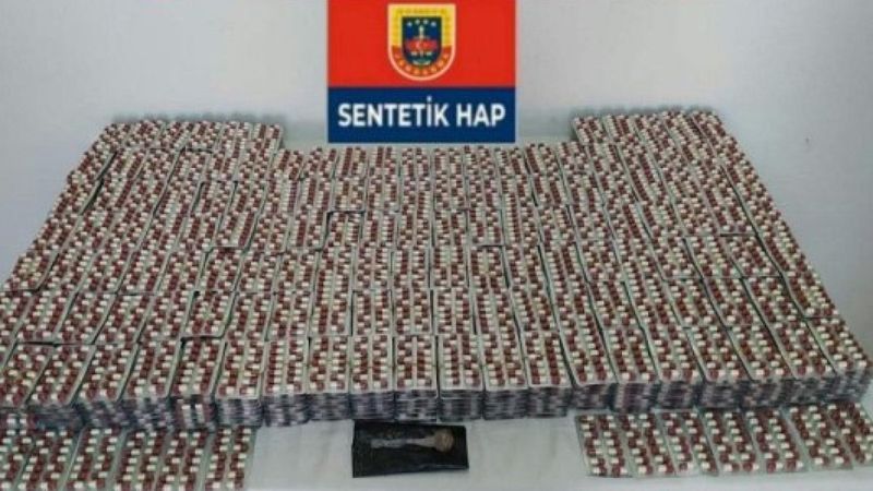 Balıkesir'de bir araçtan 15 bin 560 sentetik uyuşturucu hap çıktı