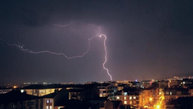 Kütahya'da şimşekler geceyi aydınlattı