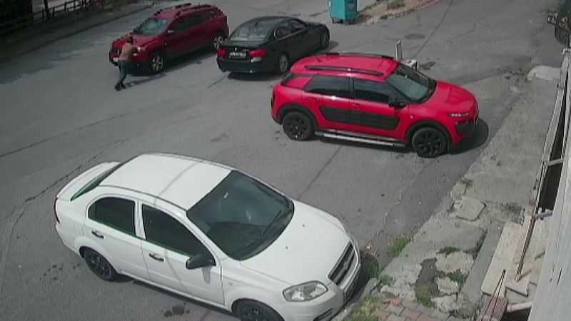 Ümraniye'de kayan cipi iterek durdurdu