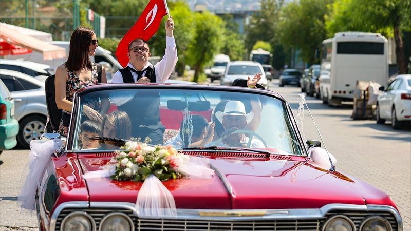 İzmir'de down sendromlu Oğuzhan'ın damatlık hayali gerçekleştirildi