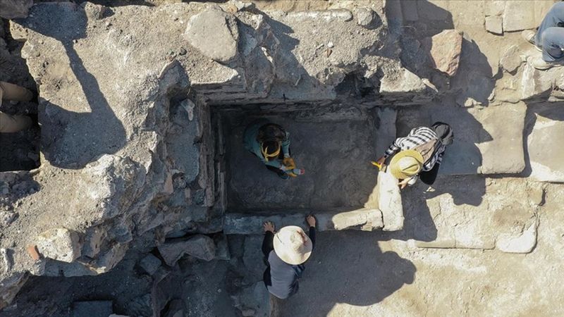 Suda doğumun ilk örneğinin yaşandığı değerlendirilen taş küvet