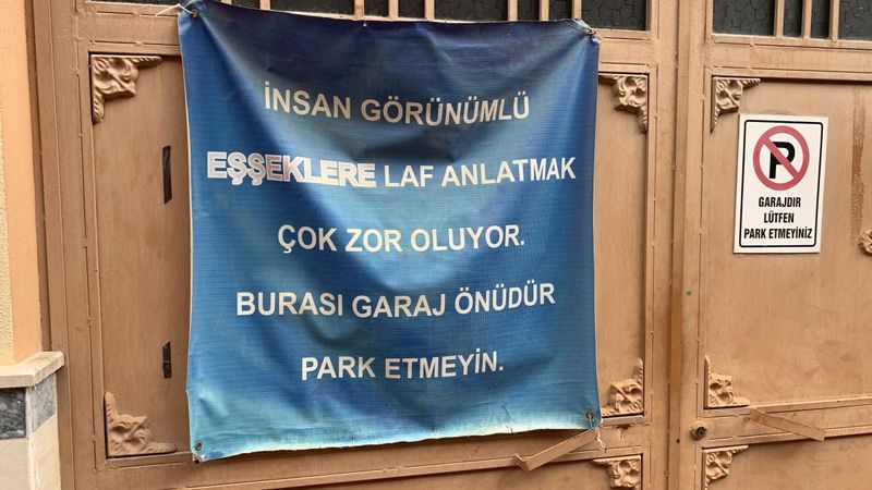 Eskişehir’de garaj önüne park eden araçlar için pankart astı