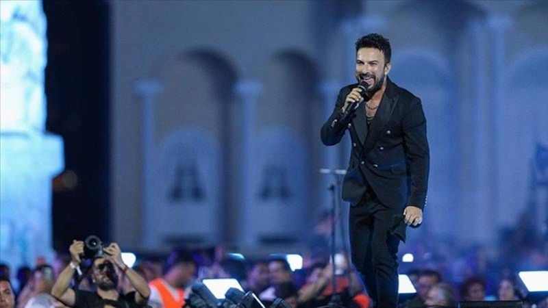 Tarkan'ın İzmir konseri tarihe geçti! Dünyanın en kalabalık 5. ücretsiz konseri..