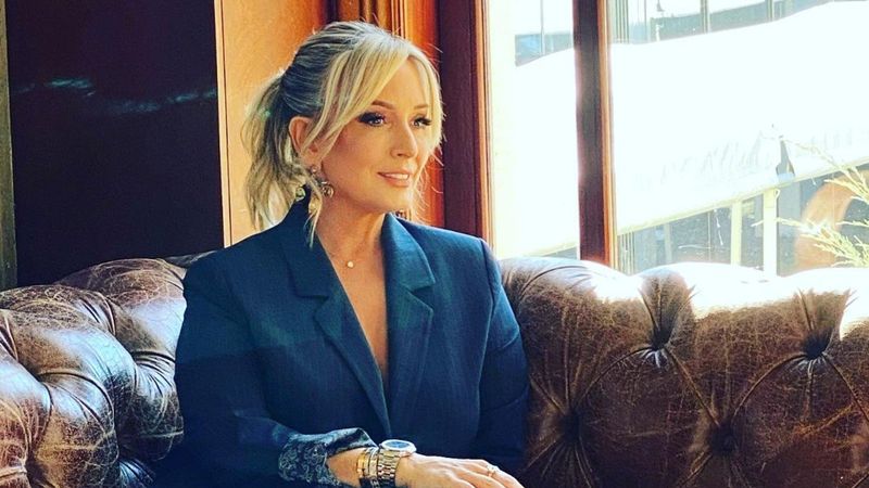 Saba Tümer'den göğüs dekolteli poz! 'Yandı ortalık'