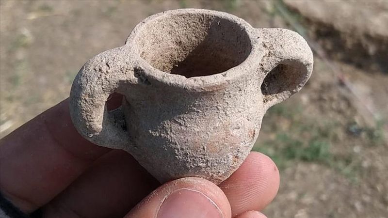 Bathonea kazılarında 1600 yıllık hokka ve divit bulundu