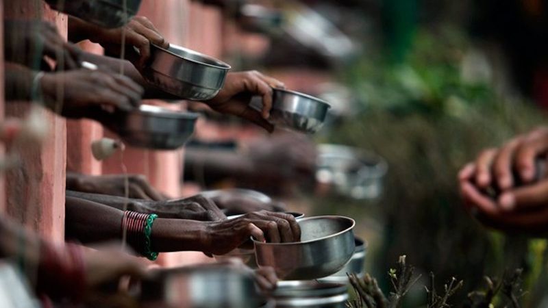Sıkıntı ve musibetlerden uzaklaşmaya vesile: 'Sadaka'