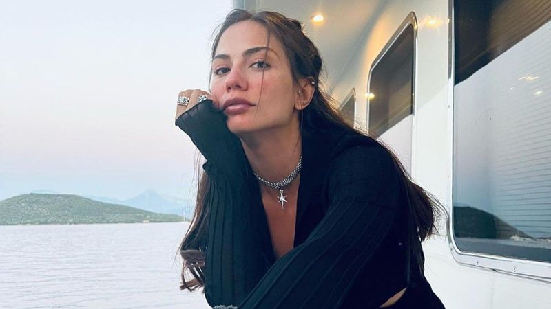 Demet Özdemir ayna karşısında verdiği dekolteli pozla büyüledi! 'Doğal afet'