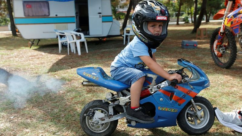 Samsun'da 3.5 yaşındaki çocuk, babasının yaptığı motosiklete usta gibi biniyor