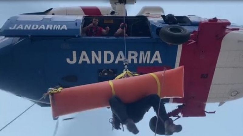 Erciyes'e zirve tırmanışı yapan dağcıların üzerine kaya yuvarlandı