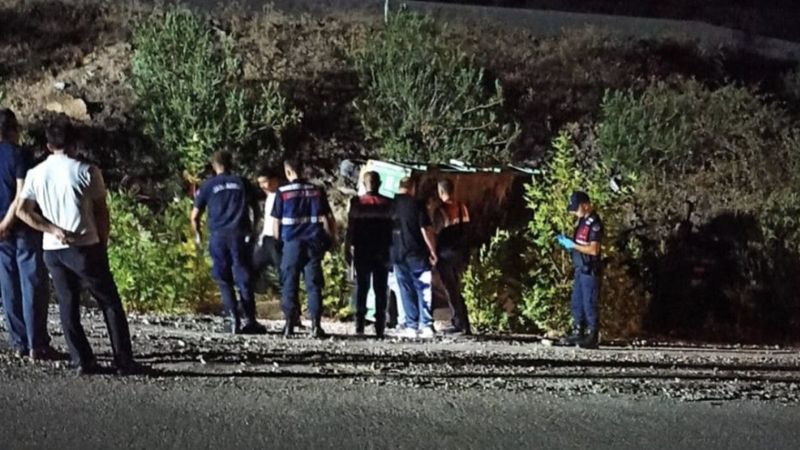 Adana'da traktör, yol kenarındaki kayaya çarptı: 1 ölü 1 yaralı