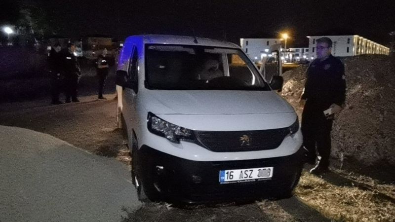 Bursa'da çaldıkları kargo aracını 80 kilometre sonra bırakıp, paketleri alıp kaçtılar