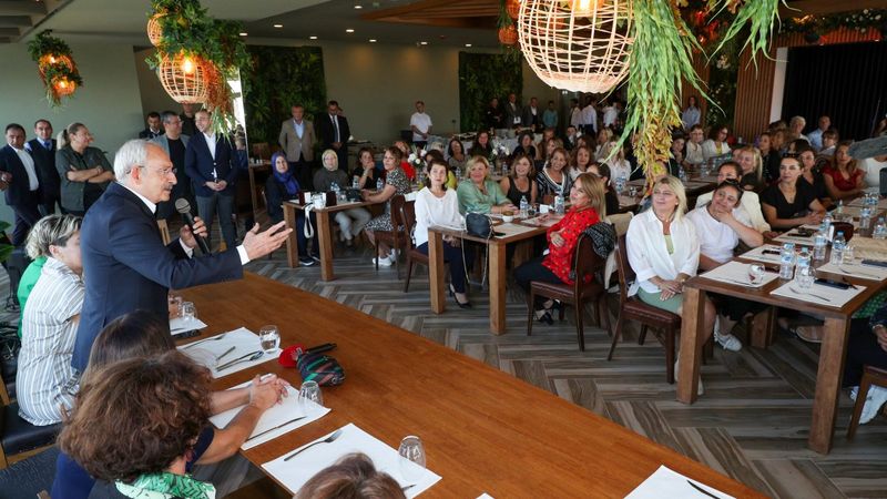 Kemal Kılıçdaroğlu ve eşi, milletvekili eşleriyle çay sohbetinde buluştu